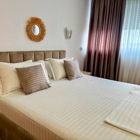 Madalin Seaside Apartment Vlorë Esterno foto